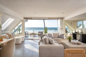 TV - Casa Azul at Mission Beach | Oceanfront Getaway (San Diego)