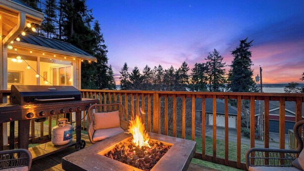 A deck with a grill, a fire pit, and outdoor seating. - Cozy Whidbey Island Home Near Langley Waterfront & Dining Tideview by Avantstay (Langley)