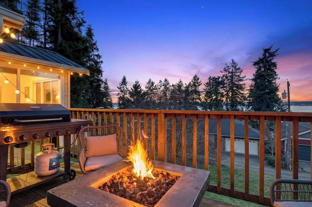 Cozy Whidbey Island Home Near Langley Waterfront & Dining Tideview by Avantstay - McKees Beach, WA