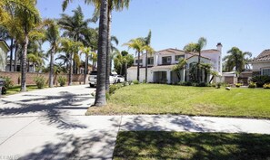 Property grounds - Perfect 4-bedroom house in Oxnard for your next getaway (Oxnard)