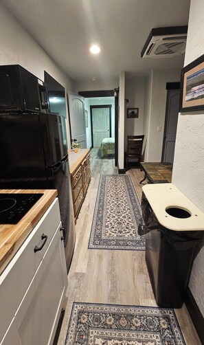 Fridge, microwave, coffee/tea maker, toaster - Cozy 1-bedroom space in peaceful Riggins in walking distance to town amenities (Riggins)
