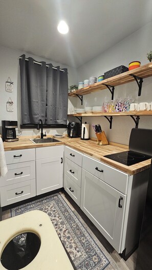 ثلاجة، ميكروويف، ماكينة لصنع القهوة/الشاي، محمصة خبز