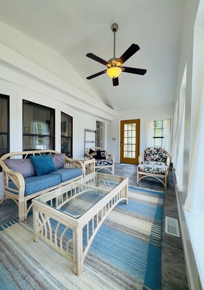A spacious hallway with wicker furniture, a ceiling fan, and a patterned rug. - Restful, 2b/1b Unit along the Gasconade River (Richland)