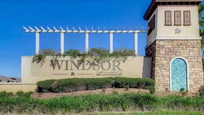 Een bordje voor 'Windsor at Westside' met een pergola erboven.