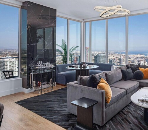 41st Floor! 2bdr w/ Luxury Amenities & Balcony Skylux Penthouse by Avantstay
