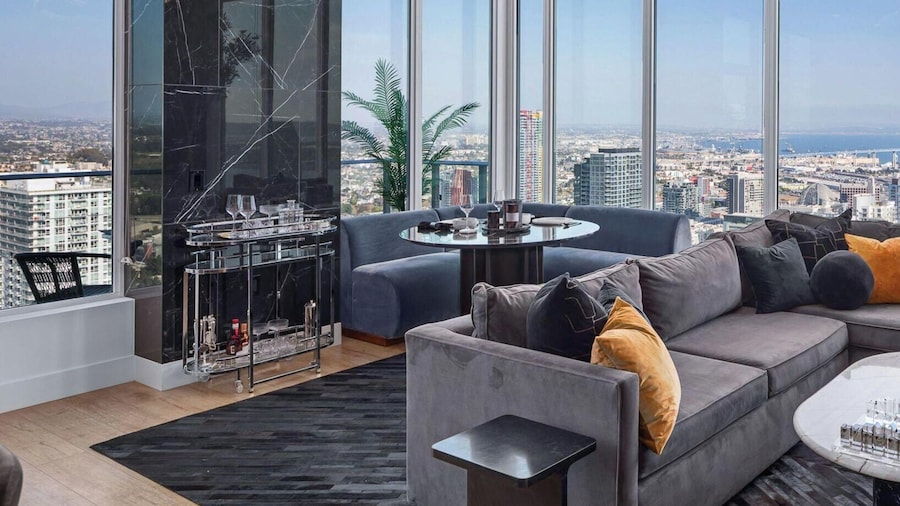 41st Floor! 2bdr w/ Luxury Amenities & Balcony Skylux Penthouse by Avantstay