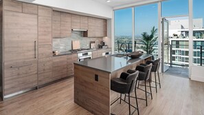 Interior - 41st Floor! 2bdr w/ Luxury Amenities & Balcony Skylux Penthouse by Avantstay (San Diego)