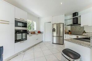 Microondas, horno y lavavajillas 