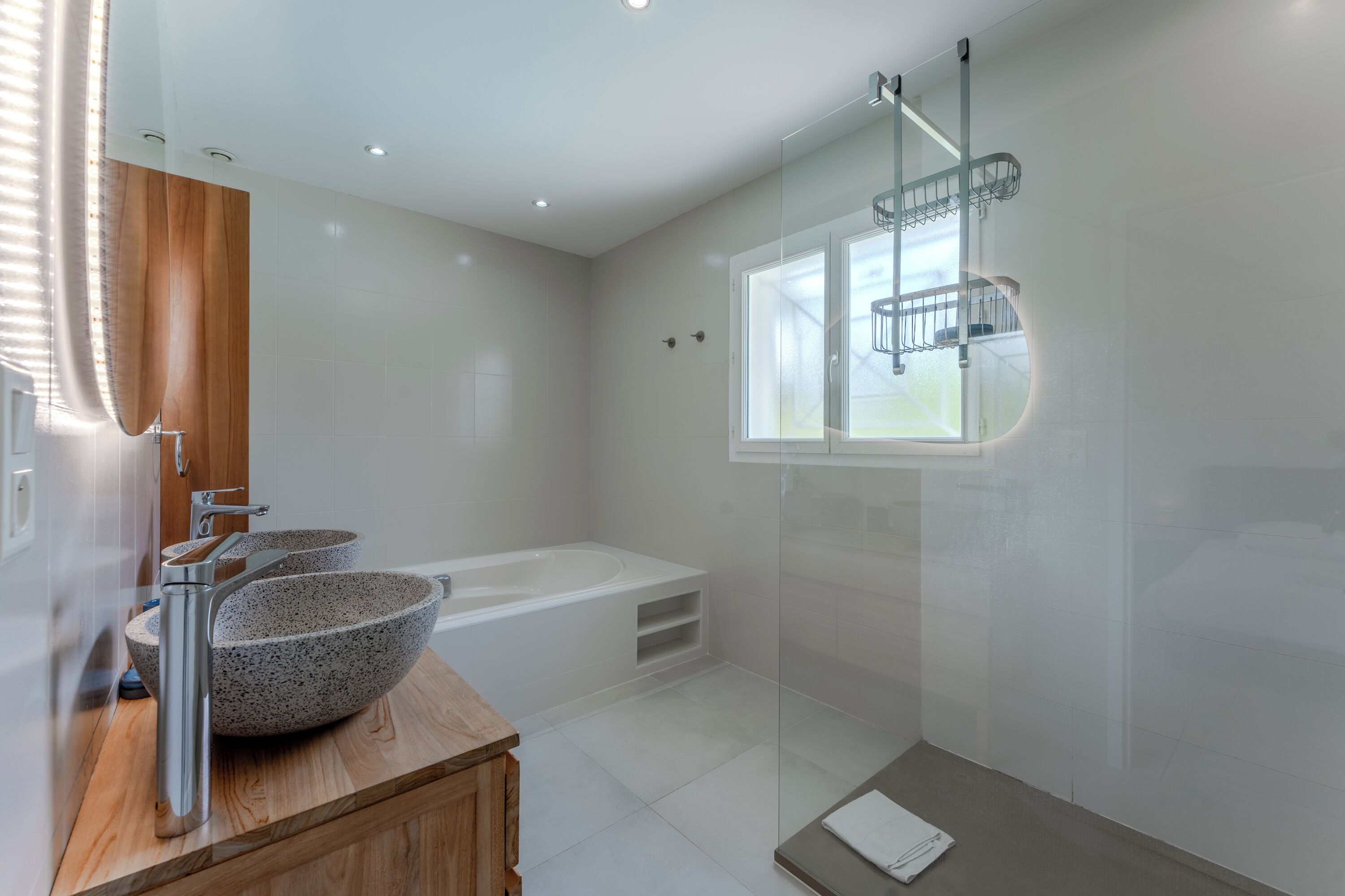Douche, sèche-cheveux, serviettes fournies, savon