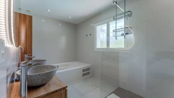 Douche, sèche-cheveux, serviettes fournies, savon