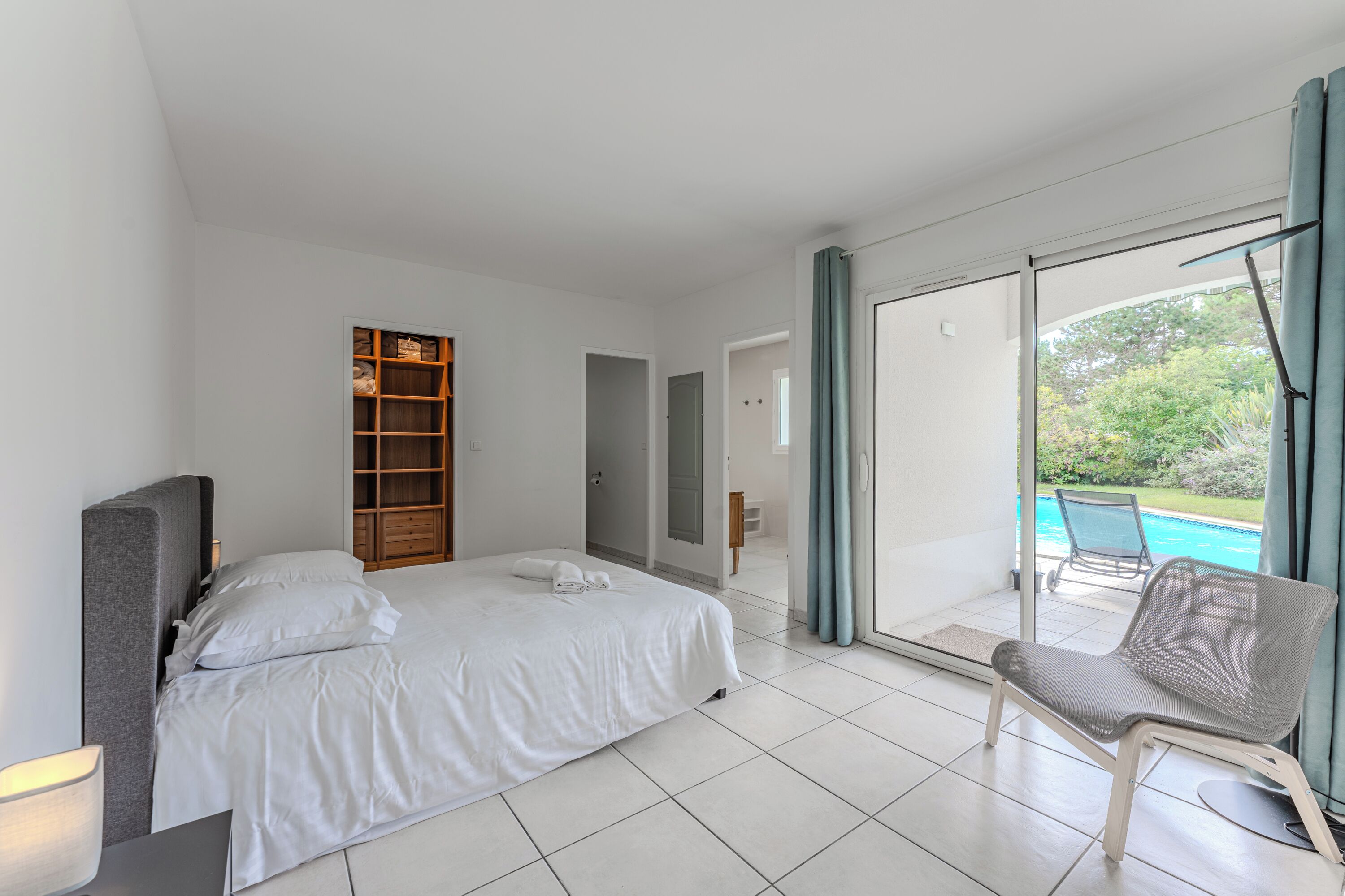 5 chambres, fer et planche à repasser, Wi-Fi, draps fournis