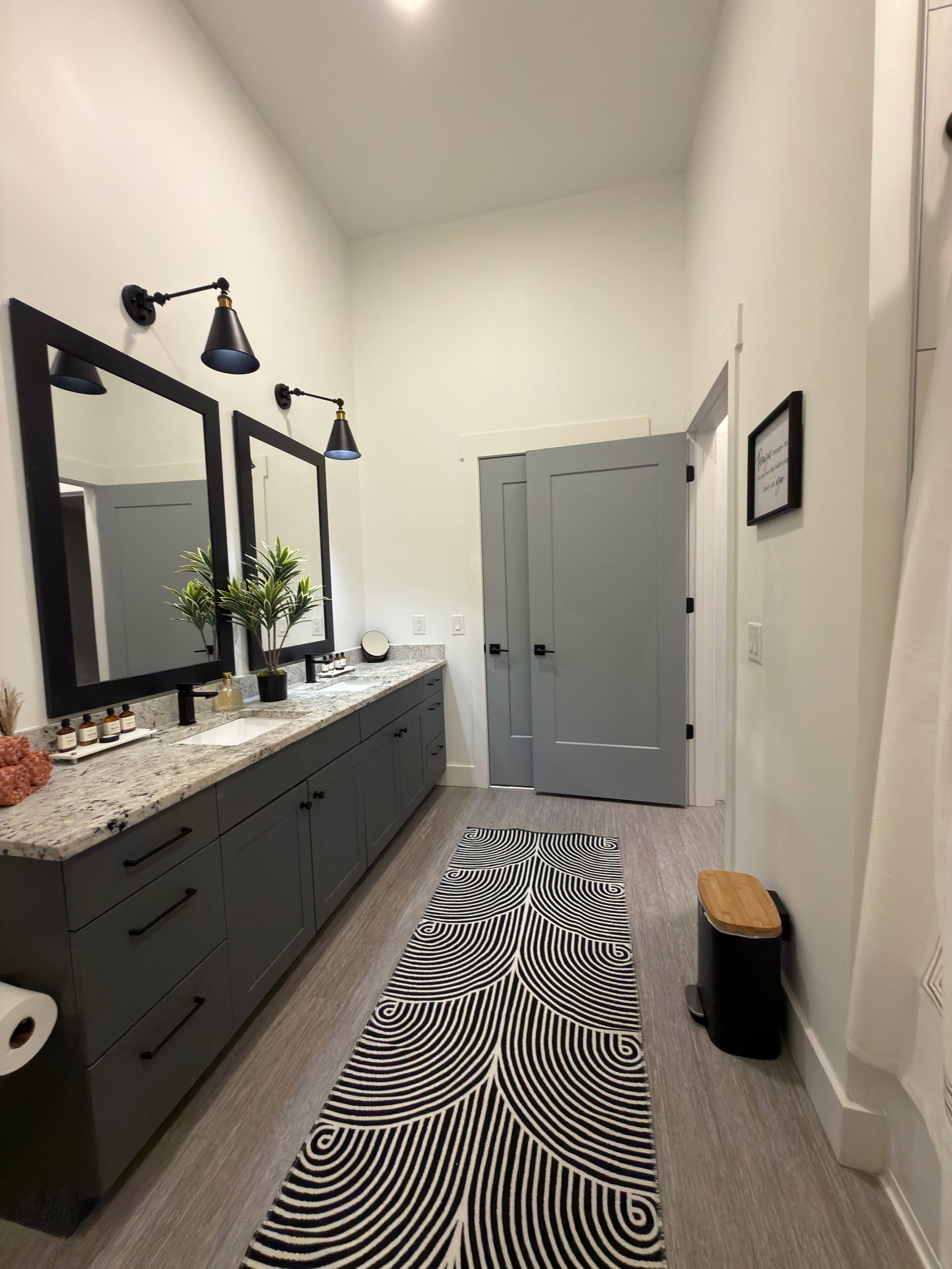 Een haardroger, handdoeken, zeep, toiletpapier