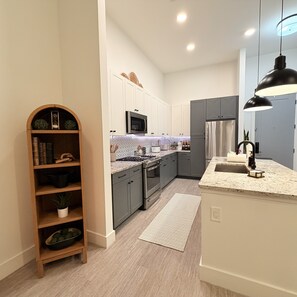 Fridge, microwave, oven, stovetop - Stylish 1BR Apartment in Atlanta’s Upper Westside (Atlanta)