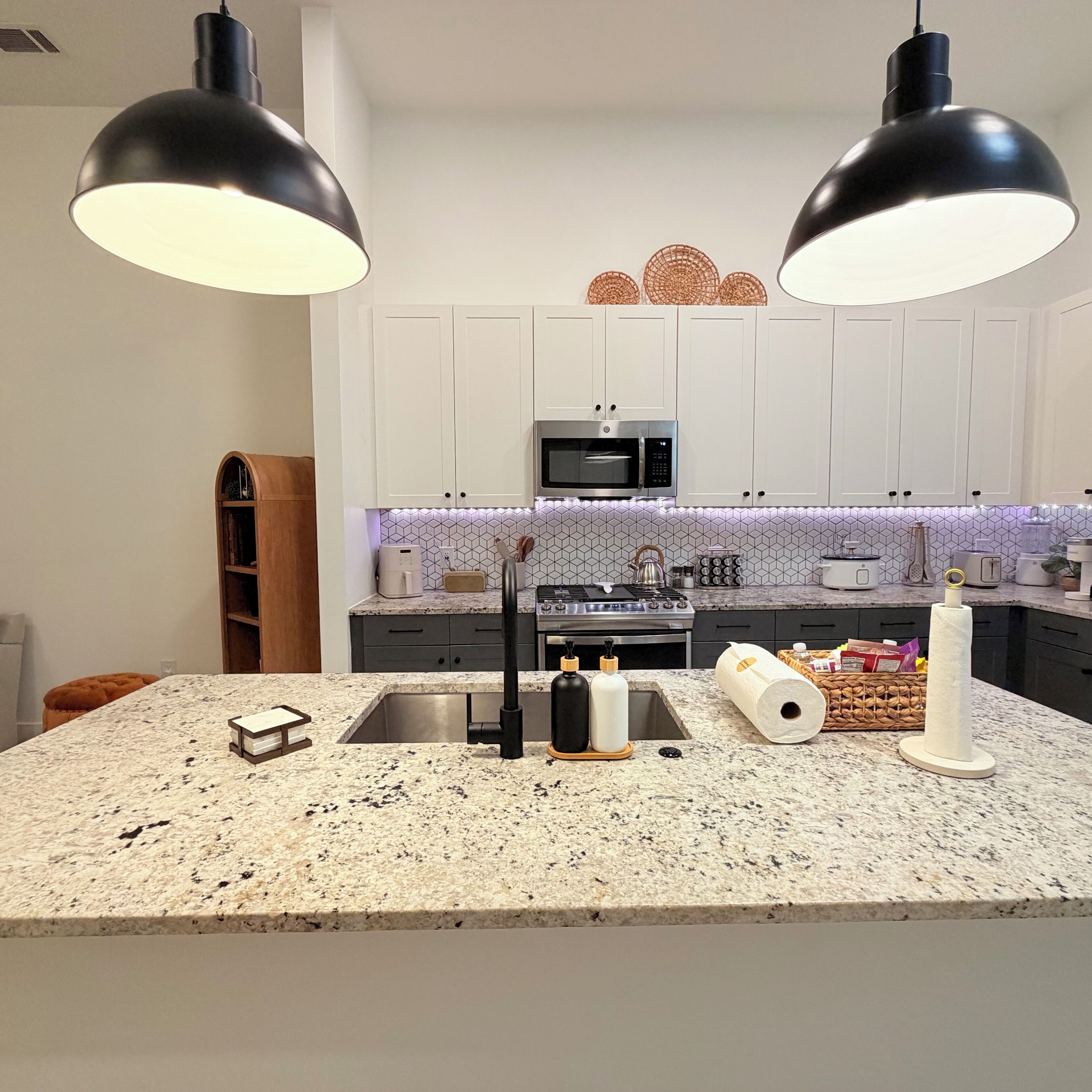 Kjøleskap, mikrobølgeovn, ovn og kokeplater