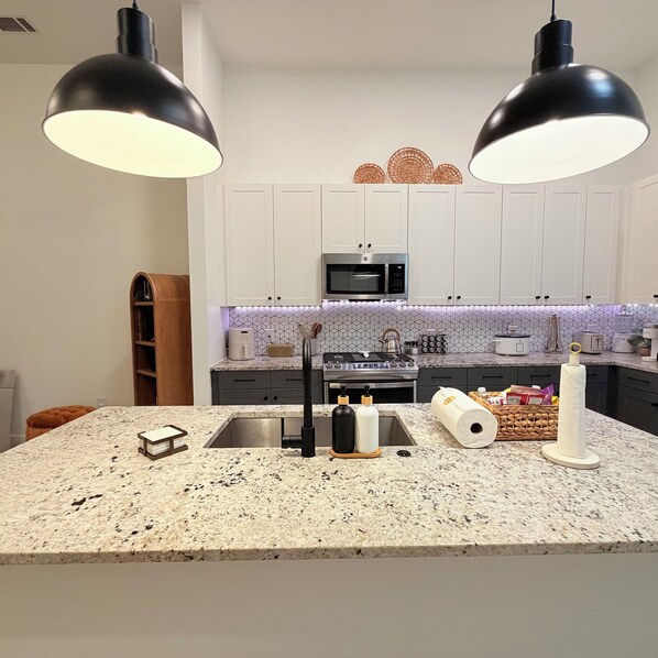 Fridge, microwave, oven, stovetop - Stylish 1BR Apartment in Atlanta’s Upper Westside (Atlanta)