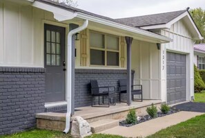 Exterior - Cozy&Convenient Modern Home • Private Fenced Yard (Springfield)