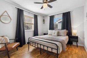 2 bedrooms, iron/ironing board, free WiFi, bed sheets - Cozy&Convenient Modern Home • Private Fenced Yard (Springfield)