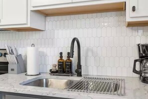 Private kitchen - Cozy&Convenient Modern Home • Private Fenced Yard (Springfield)