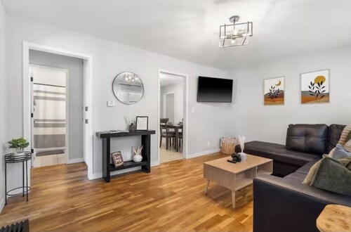 Cozy&Convenient Modern Home • Private Fenced Yard