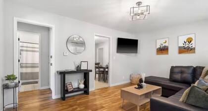 Cozy&Convenient Modern Home • Private Fenced Yard