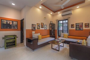 Books - RETRO VILLA  (Lonavala)