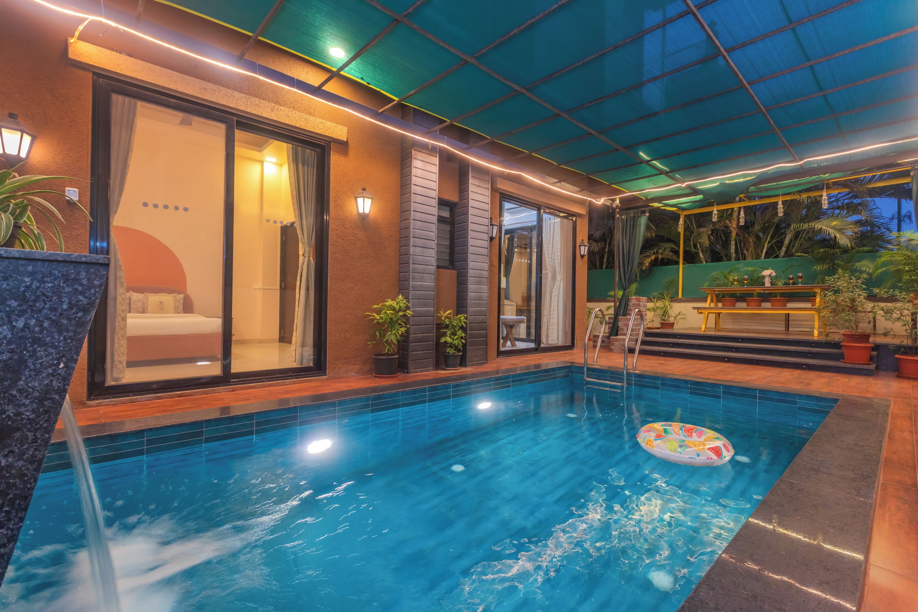 Una piscina al aire libre