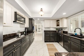 Køleskab, mikrobølgeovn, ovn, kogeplade