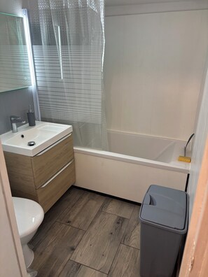 Dusche, Haartrockner, Toilettenpapier