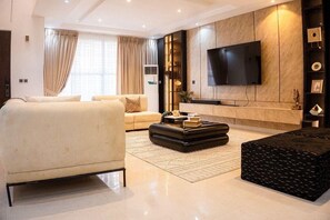 Smart TV - 4 Bedroom En-Suite, Wi-Fi, Secured, 24/7 Power (Lagos)