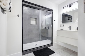 Hair dryer, towels, soap, shampoo - Lake Lewisville - Sleeps 10 - King Suite - Big Yard (Little Elm)