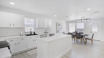 冰箱、微波炉、烤箱、炉灶