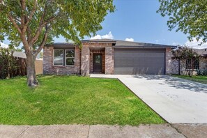 Exterior - Lake Lewisville - Sleeps 10 - King Suite - Big Yard (Little Elm)
