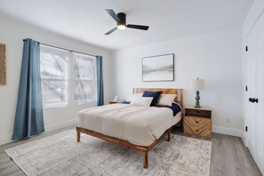 4 bedrooms, desk, iron/ironing board, travel cot - Lake Lewisville - Sleeps 10 - King Suite - Big Yard (Little Elm)