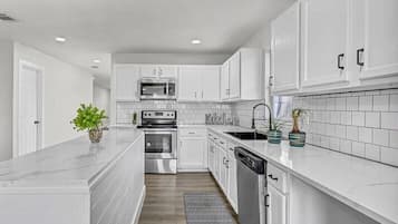 冰箱、微波炉、烤箱、炉灶