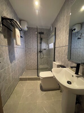 Shower, towels, soap, shampoo - Ringruby Hotel Value County (Lekki)