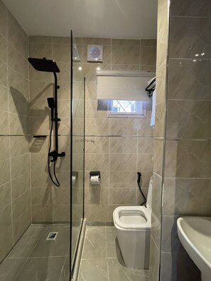 Shower, towels, soap, shampoo - Ringruby Hotel Value County (Lekki)