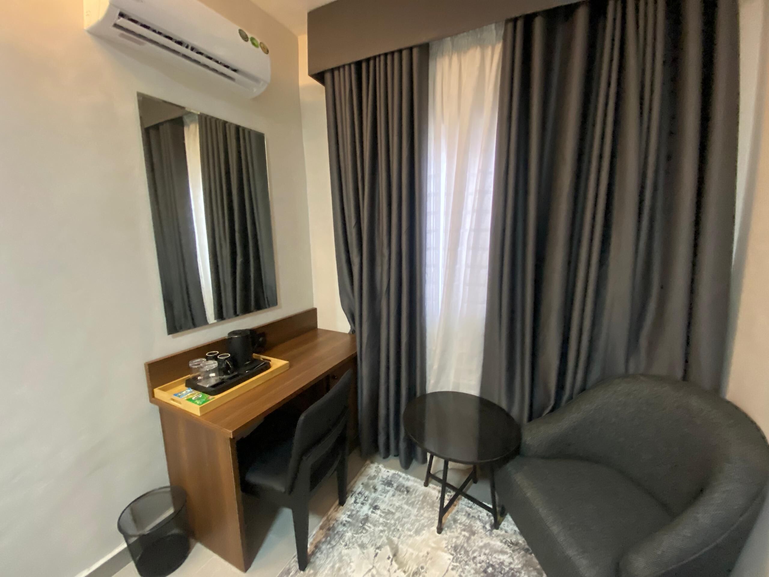 Escritorio, espacio para trabajar con laptop y wifi gratis 