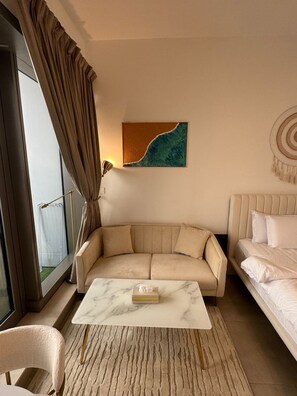 Smart TV - Cozy 1-bedroom apartment in tranquil Dubai with AC and gym access (Dubai)