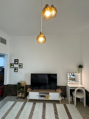 Interior - Cozy 1-bedroom apartment in tranquil Dubai with AC and gym access (Dubai)