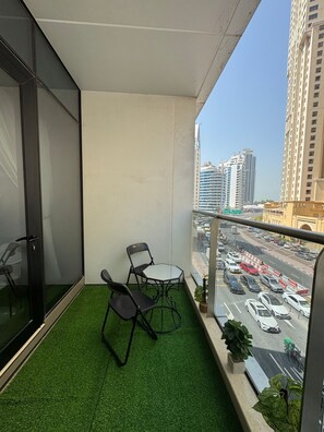 Property grounds - Cozy 1-bedroom apartment in tranquil Dubai with AC and gym access (Dubai)