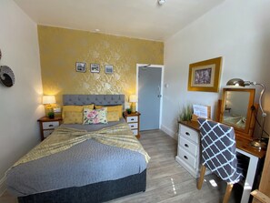 6 bedrooms, iron/ironing board, WiFi - Exclusive Private Hotel Stay For Families-Breakfast Included (Blackpool)