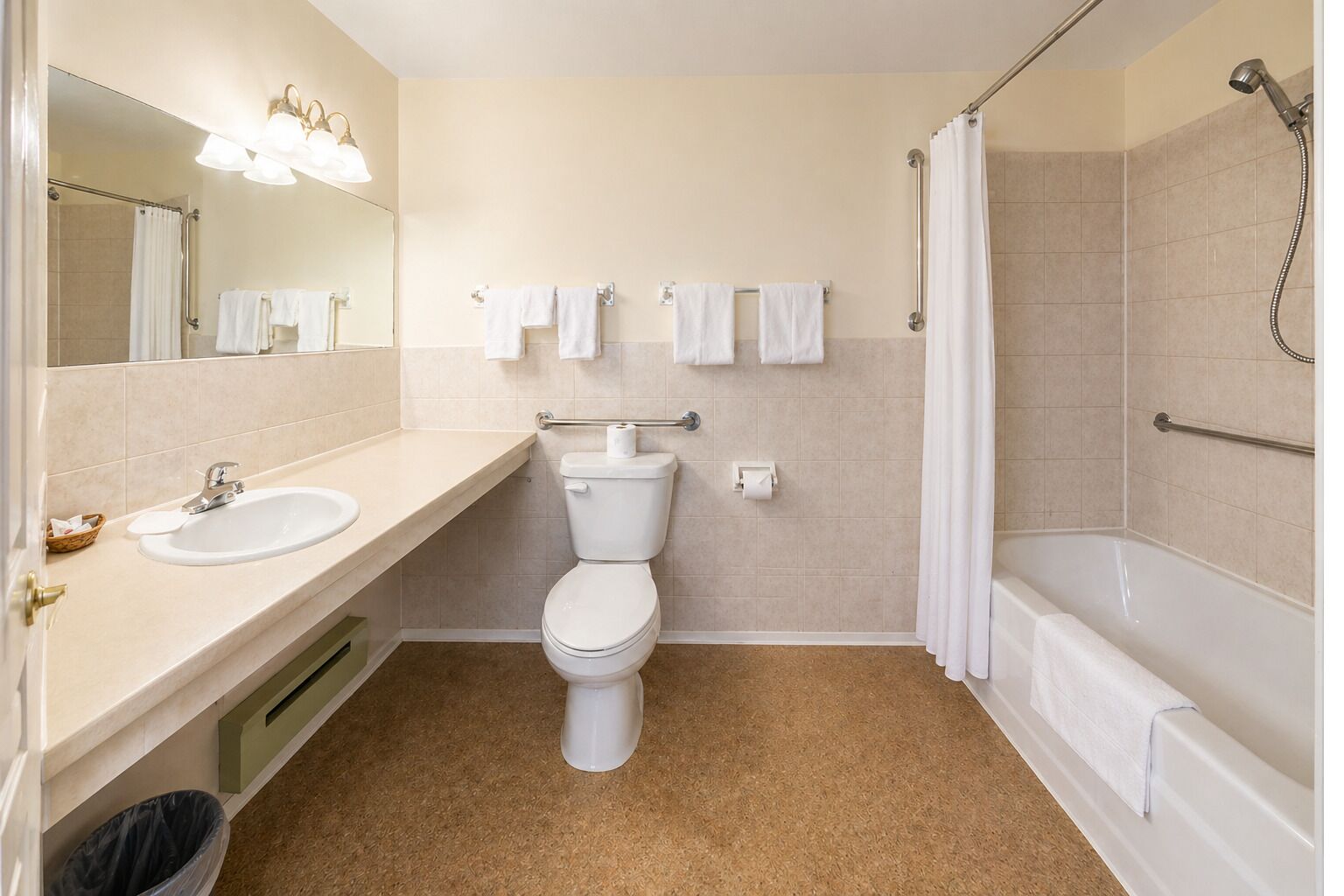 Séchoir à cheveux, serviettes fournies, savon, papier de toilette