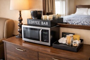 1 bedroom, iron/ironing board, WiFi, bed sheets - The Baddeck Inn – Scenic Stay with Panoramic Bras d’Or Lake Views (Baddeck)