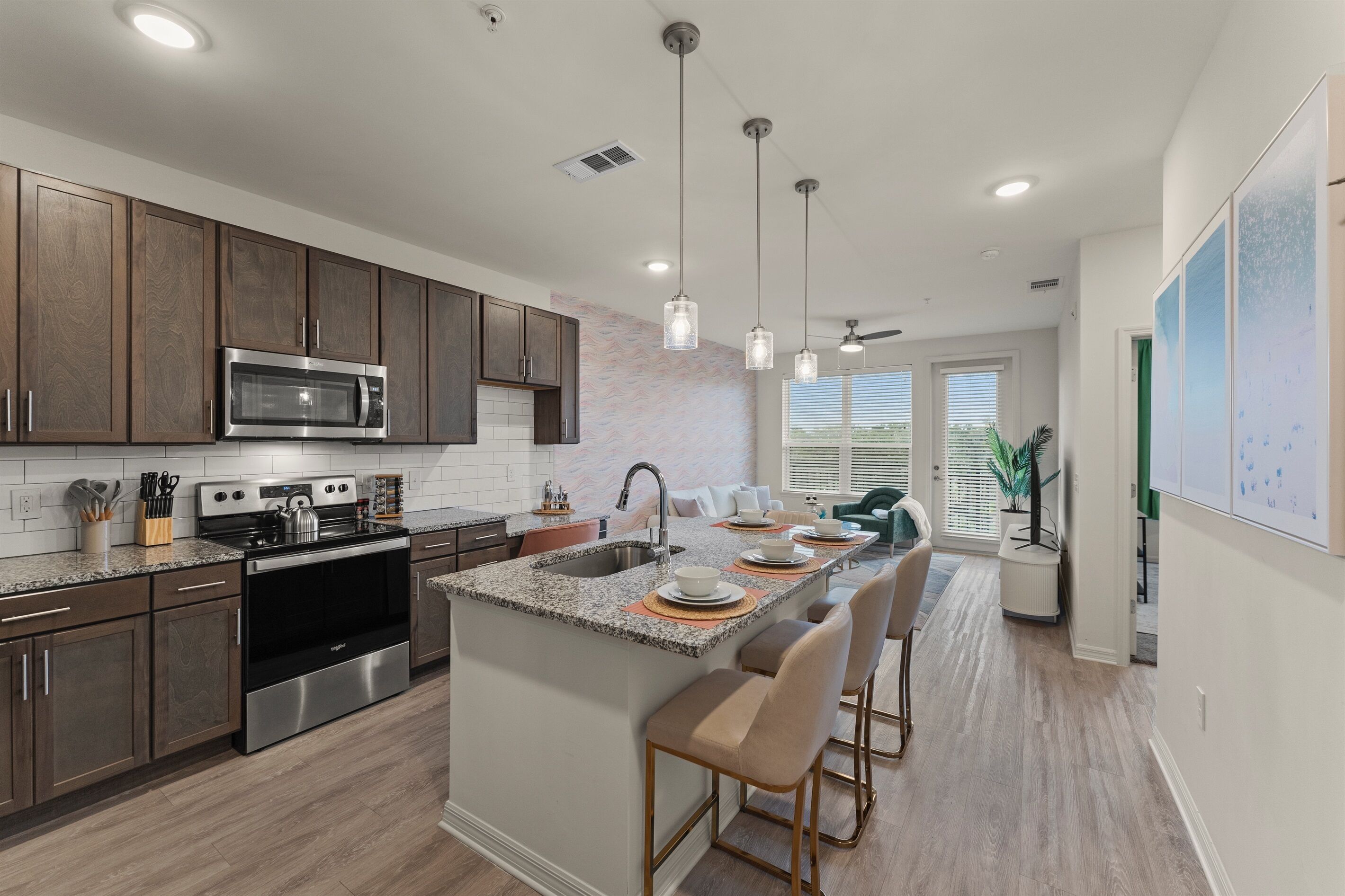 Jääkaappi, mikroaaltouuni, uuni, liesi