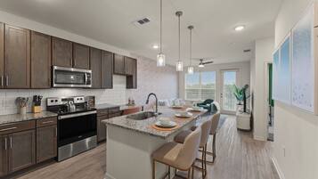 Jääkaappi, mikroaaltouuni, uuni, liesi