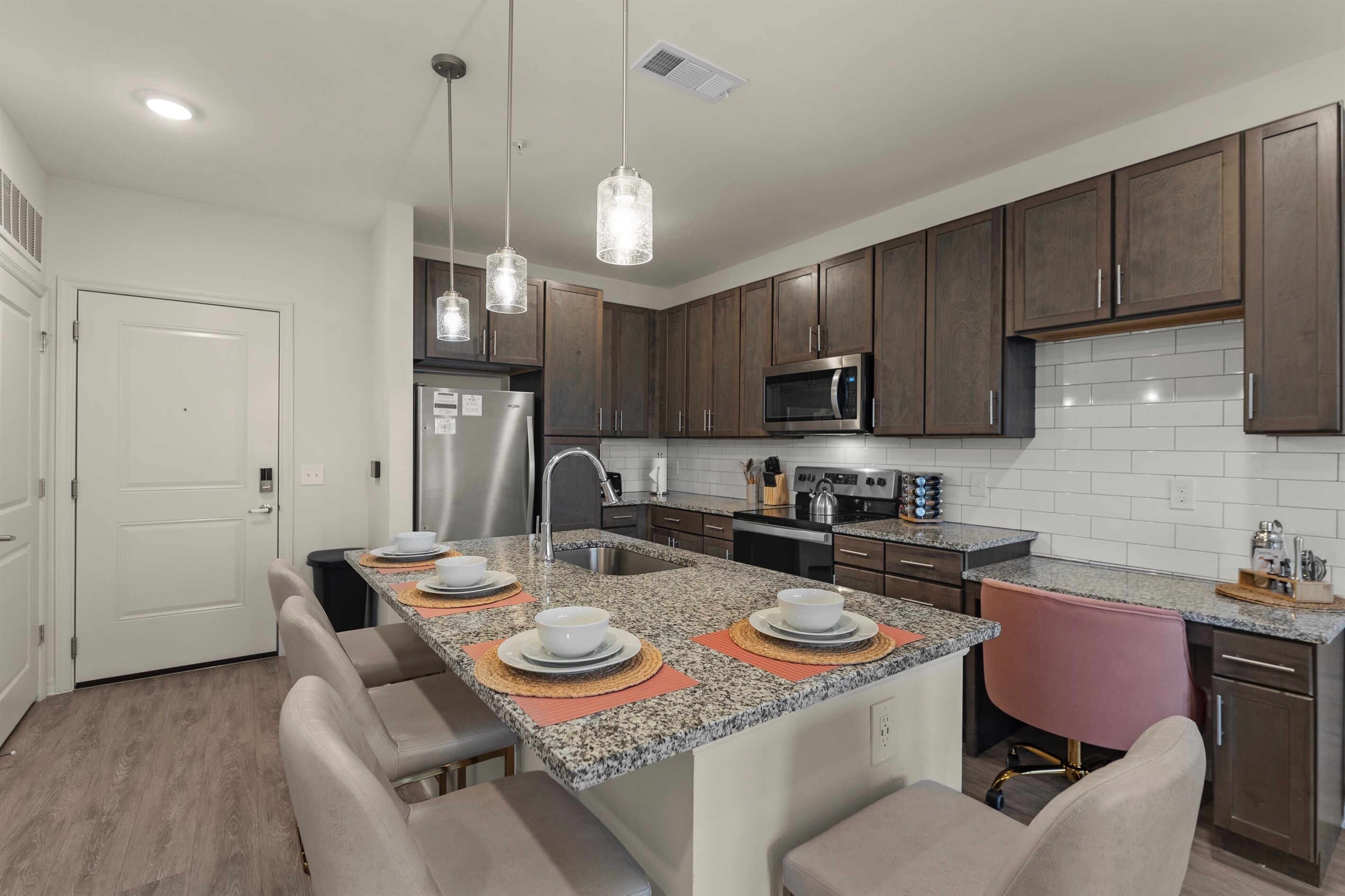 Jääkaappi, mikroaaltouuni, uuni, liesi