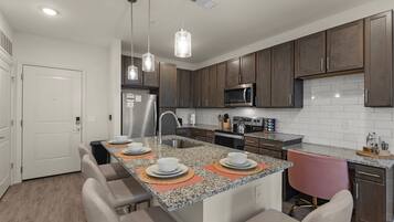 Jääkaappi, mikroaaltouuni, uuni, liesi