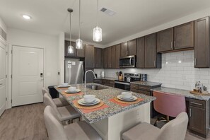 雪櫃、微波爐、焗爐、爐具