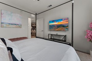 1 slaapkamer, een bureau, een strijkplank/strijkijzer, reisbedje