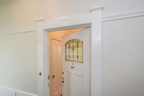 Interior - Modern Nob Hill studio in charming bldg w/elevator (San Francisco)